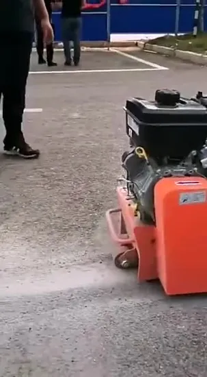 Reinigen und Vorbereiten einer Betonboden-Vertikutierermaschine und einer Asphaltfräsmaschine mit Elektromotor